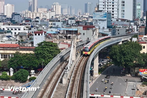 Người dân Thủ đô xếp hàng, háo hức trải nghiệm tuyến đường sắt Nhổn-Ga Hà Nội