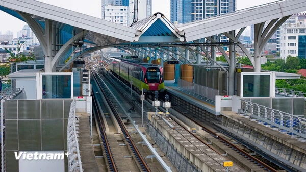 Gần 400.000 người dân đi tàu Nhổn-Ga Hà Nội trong bảy ngày
khai thác