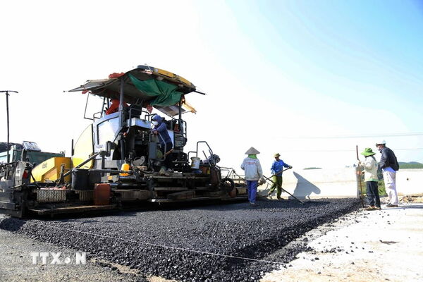 Hà Nội và Thành phố Hồ Chí Minh đạt mức giải ngân vốn đầu tư
công dưới 15%