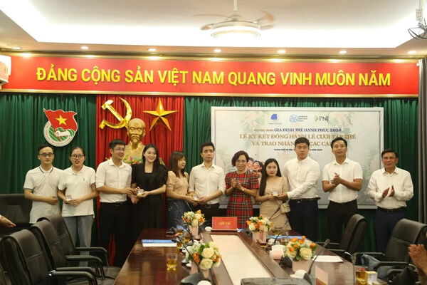 Trao tặng 30 cặp nhẫn cho thanh niên Thủ đô cưới theo nếp sống mới 