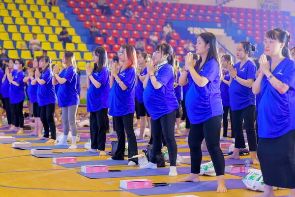 750 mẹ bầu tham gia hoạt động đồng diễn Yoga tại Hà Nội