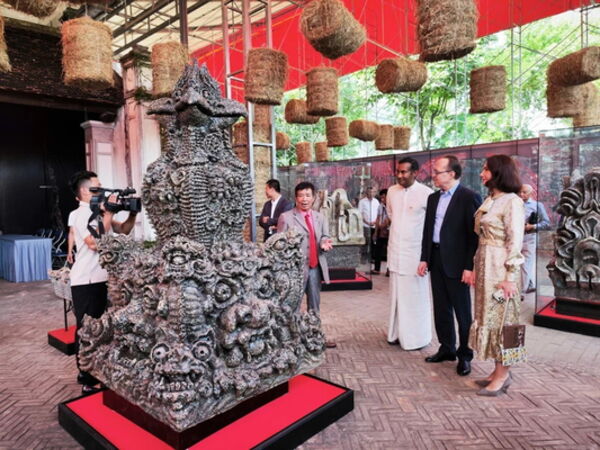 Thưởng thức tác phẩm nghệ thuật gốm thông qua công nghệ định danh