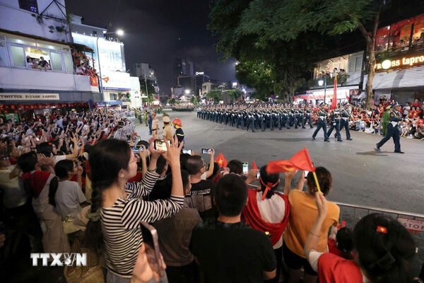 Vị trí lý tưởng theo dõi các khối diễu binh, diễu hành tại
Hà Nội tối 27/8