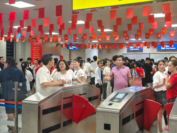 Metro Hà Nội đón lượng khách kỷ lục trong buổi hợp luyện diễu
binh lần hai