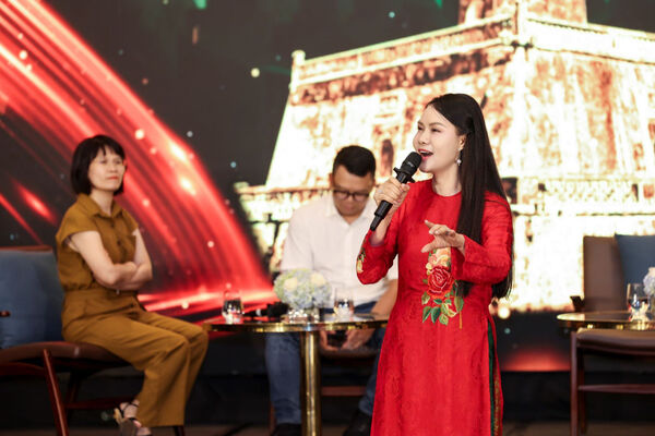 'Hà Nội cờ hoa' - gói trọn tình cảm 30 năm của NSND Mai Hoa với Thủ đô