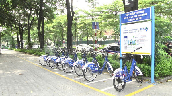 Cấm xe máy xăng: Hà Nội cần mở rộng dịch vụ xe đạp và xe máy
điện công cộng