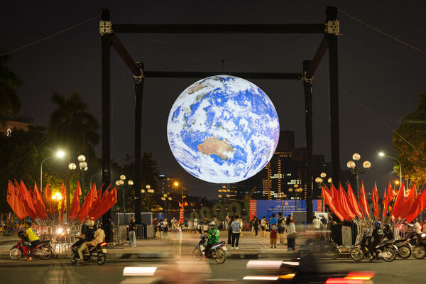 Mô hình Trái Đất “bay” giữa không gian Hồ Tây thu hút giới
trẻ Hà Nội