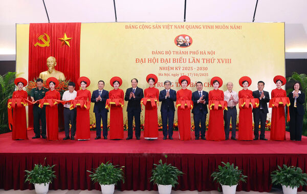 Khai trương Trung tâm báo chí phục vụ Đại hội lần thứ XVIII
Đảng bộ thành phố Hà Nội