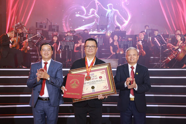 500 vũ công trình diễn 'Bản Tango Hà Nội' được trao Kỷ lục
Việt Nam