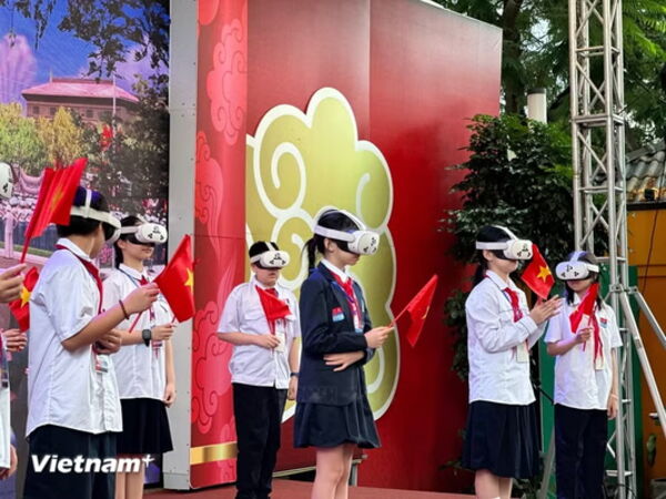 “Trở về thời khắc thiêng liêng” - Công nghệ VR đưa lịch sử đến
gần giới trẻ