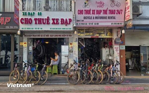 Phong trào đạp xe quanh Hồ Tây thu hút giới trẻ trước giờ
làm việc